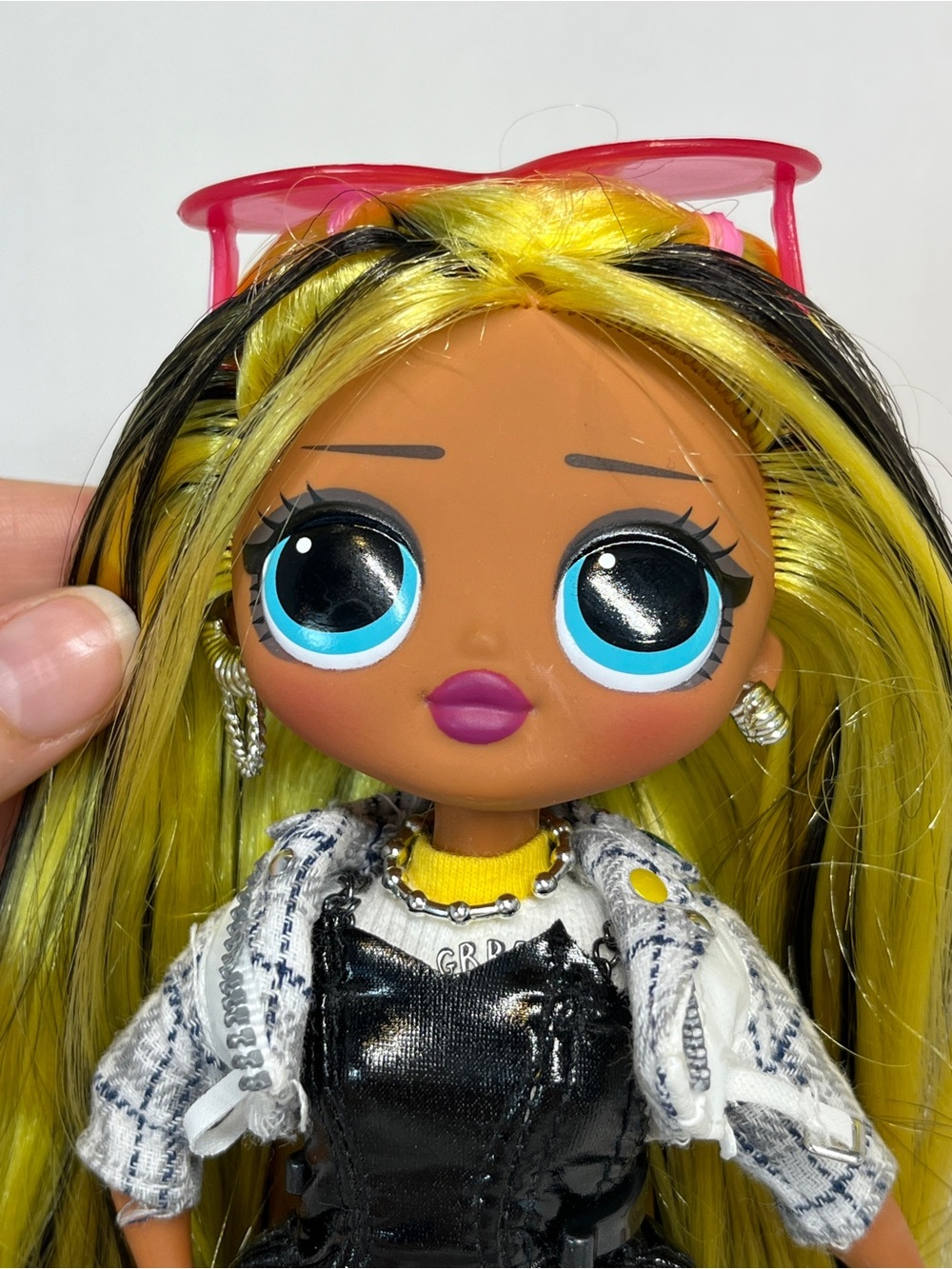 LOL Surprise OMG Fashion Doll Alt Grrrl Yellow & Black Hair Stand Outfit Brush - Picture 3 of 13